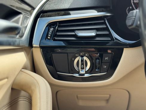 Used 2022 BMW 530i w/ Premium Package image 29