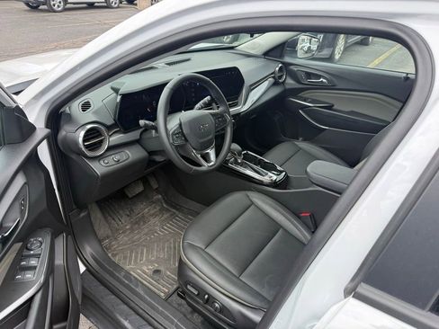 Used 2025 Chevrolet Trax ACTIV FWD image 8