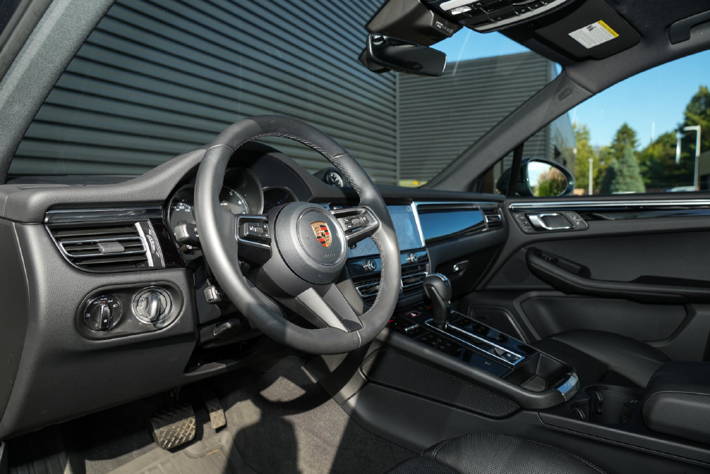 Certified 2026 Porsche Macan AWD/4WD image 4