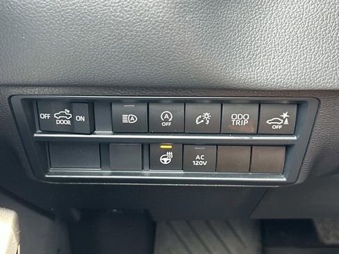 Used 2025 Toyota Tundra Limited AWD/4WD image 32