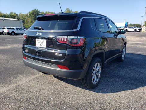 Used 2025 Jeep Compass Latitude w/ Sun & Sound Group AWD/4WD image 3