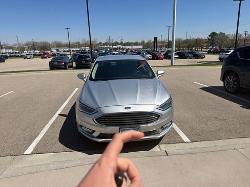 Used 2017 Ford Fusion SE w/ Fusion SE Technology Package FWD image 4
