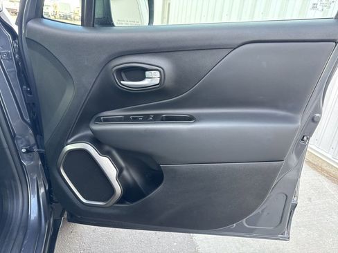 Used 2023 Jeep Renegade Latitude image 36