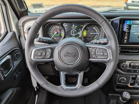Used 2025 Jeep Wrangler Sahara AWD/4WD image 23