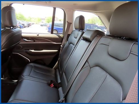 Used 2023 Jeep Grand Cherokee Limited w/ Luxury Tech Group II AWD/4WD image 10