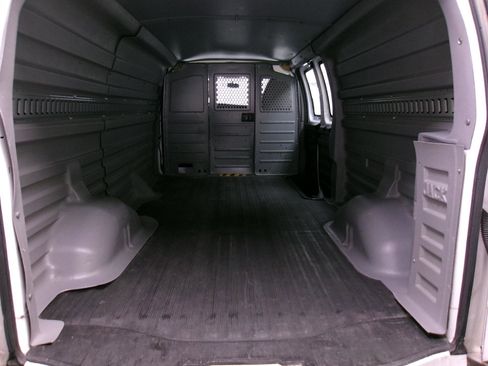 Used 2014 Chevrolet Express 2500 3D Extended Cargo Van image 9