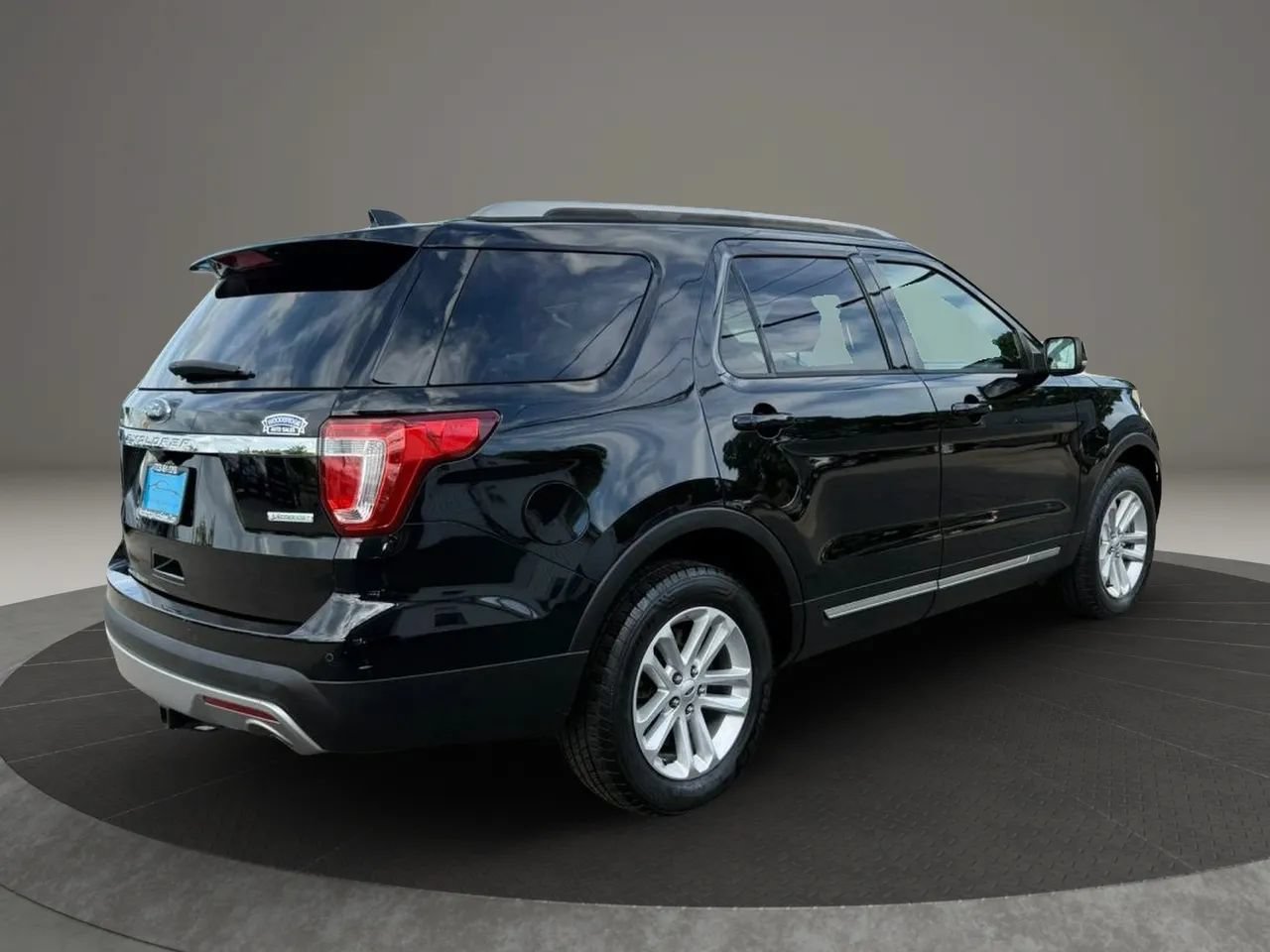 Used 2017 Ford Explorer XLT w/ Equipment Group 202A FWD image 4