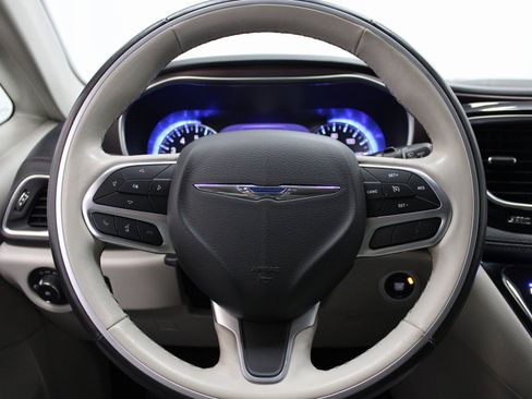 Used 2020 Chrysler Pacifica Limited image 35