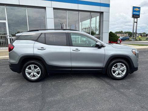 Used 2024 GMC Terrain SLE w/ Driver Convenience Package image 2