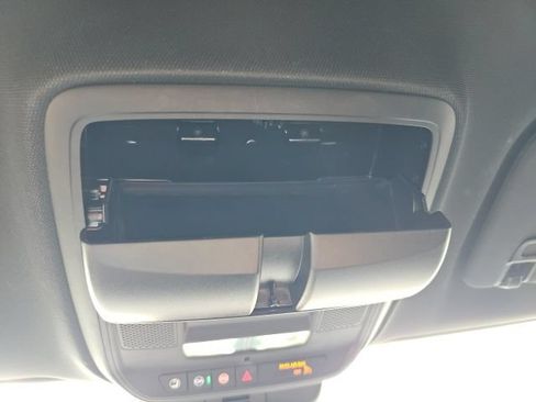 Used 2025 Chevrolet Traverse LT FWD image 33