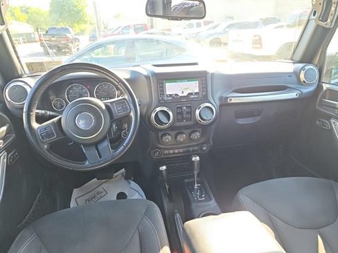 Used 2018 Jeep Wrangler Unlimited Rubicon w/ Connectivity Group AWD/4WD image 3