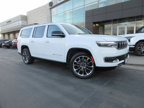 Used 2023 Jeep Wagoneer L Series III w/ Premium Group I image 15