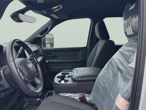 Used 2024 RAM 2500 Tradesman w/ Chrome Appearance Group image 9