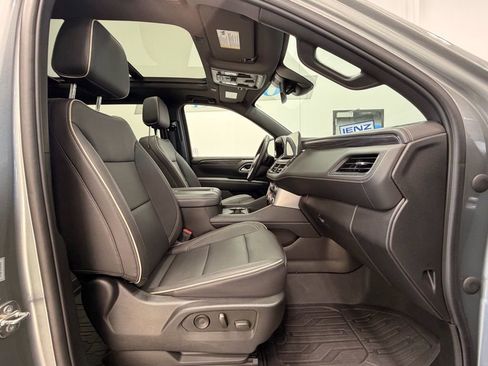 Used 2023 GMC Yukon XL SLT w/ SLT Premium Package image 17