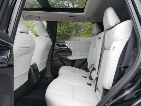 Used 2025 Mitsubishi Outlander AWD image 14