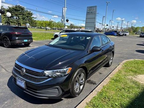 Used 2024 Volkswagen Jetta SE FWD image 3