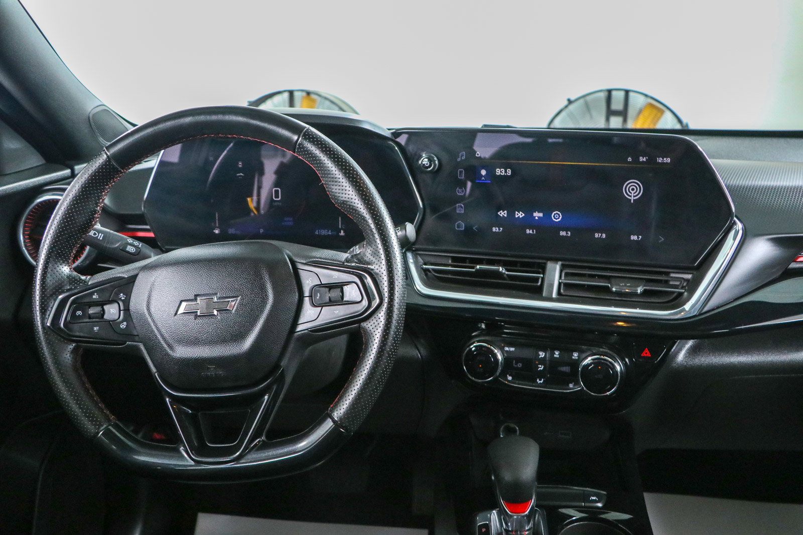 Used 2025 Chevrolet Trax RS w/ Sunroof Package FWD image 17