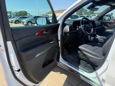 Used 2025 Chevrolet Traverse Z71 w/ Enhanced Driving Package AWD/4WD image 9