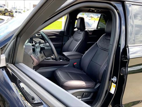 Used 2025 Ford Explorer Platinum w/ Ultimate Package AWD/4WD image 7