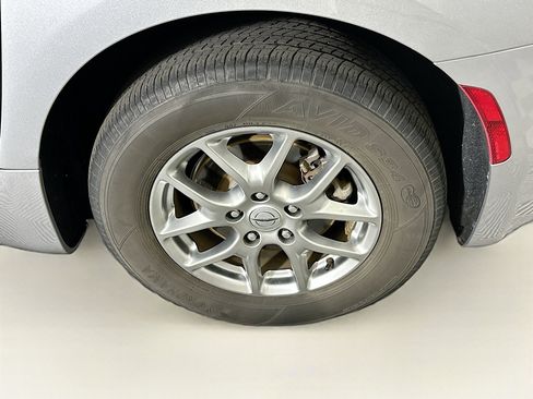 Used 2021 Chrysler Pacifica Touring image 11