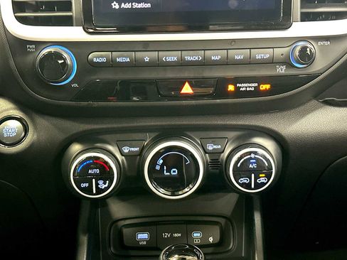 Used 2024 Hyundai Venue Limited image 16