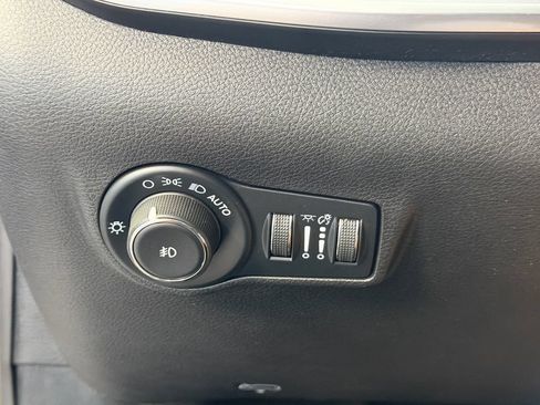 Used 2025 Jeep Compass Latitude w/ Sun & Sound Group AWD/4WD image 26