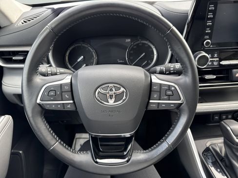 Used 2021 Toyota Highlander XLE image 19