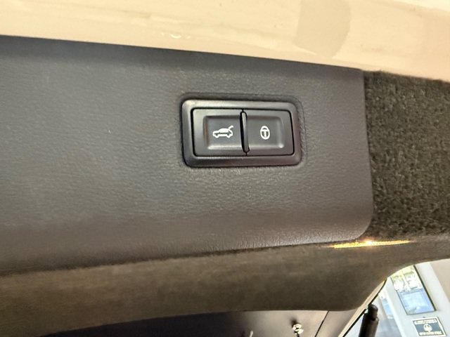 Used 2020 Bentley Bentayga AWD/4WD image 24
