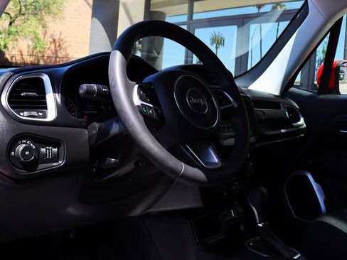Used 2019 Jeep Renegade Latitude FWD image 39