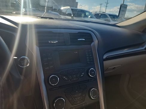 Used 2017 Ford Fusion SE FWD image 15