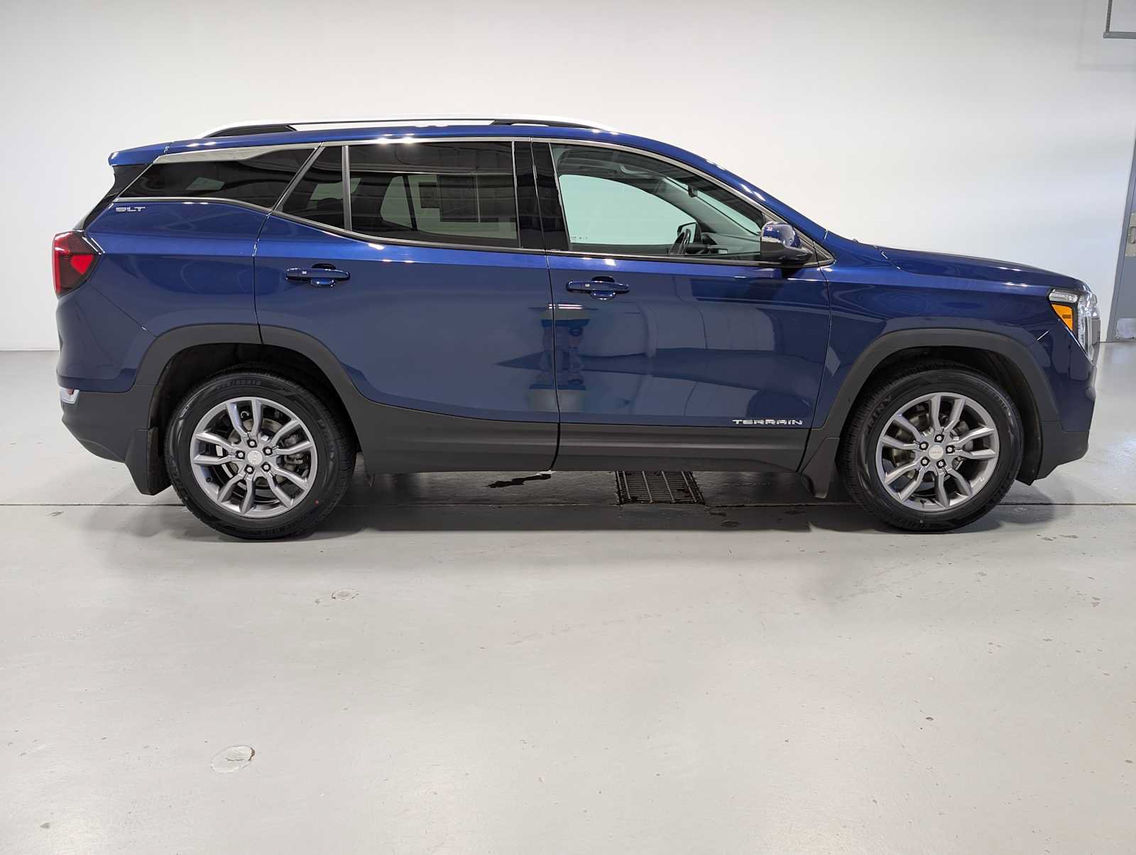 Used 2022 GMC Terrain SLT w/ Tech Package AWD/4WD image 7