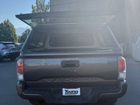 Used 2022 Toyota Tacoma TRD Off-Road w/ Technology Package AWD/4WD image 9