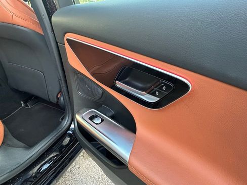 Used 2025 Mercedes-Benz C 300 Sedan image 34
