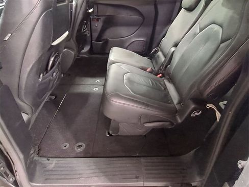 Used 2020 Chrysler Pacifica Touring-L image 28
