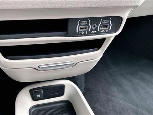 Used 2023 Chrysler Pacifica Touring-L image 15
