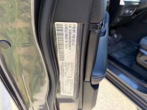 Used 2024 Jeep Grand Cherokee Laredo X w/ Luxury Tech Group I AWD/4WD image 35