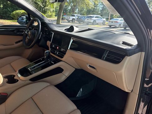 Used 2024 Porsche Macan image 17