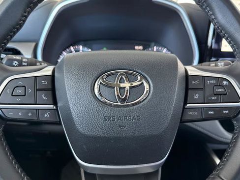 Used 2024 Toyota Highlander XLE AWD/4WD image 25