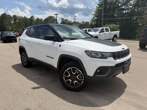 Certified 2025 Jeep Compass Trailhawk AWD/4WD image 3