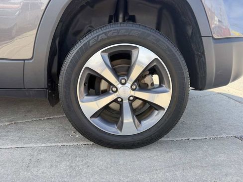 Used 2019 Jeep Cherokee Limited image 9