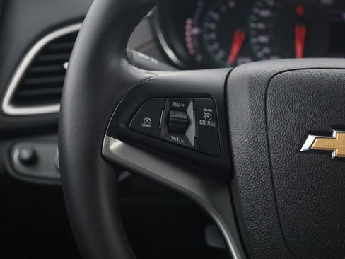 Used 2020 Chevrolet Trax LT w/ Sun & Sound Package FWD image 9