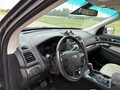 Used 2016 Ford Explorer Platinum image 16