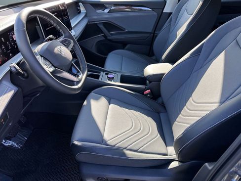New 2026 Volkswagen Tiguan SE FWD image 3