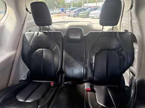 Used 2024 Chrysler Pacifica Touring-L FWD image 24