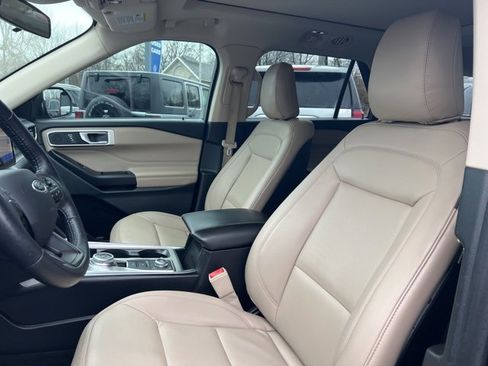 Used 2020 Ford Explorer XLT w/ Equipment Group 202A image 3