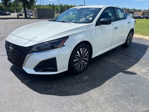 Used 2025 Nissan Altima 2.5 SV FWD image 3