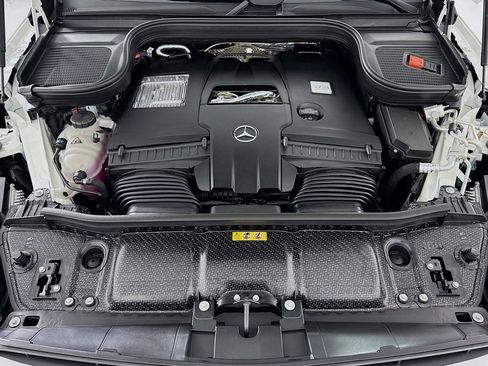 Used 2025 Mercedes-Benz GLS 580 4MATIC image 11