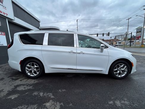 Used 2017 Chrysler Pacifica Limited w/ Advanced Safetytec Group FWD image 4