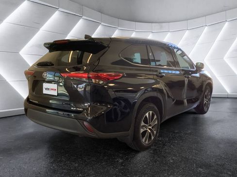 Used 2021 Toyota Highlander XLE AWD/4WD image 4