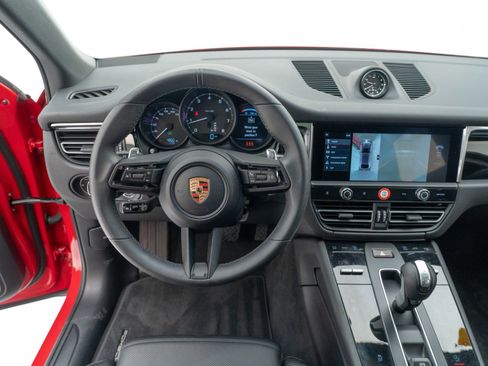 Certified 2025 Porsche Macan AWD/4WD image 31